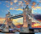 Muhtemelen en ünlü Londra Tower Bridge